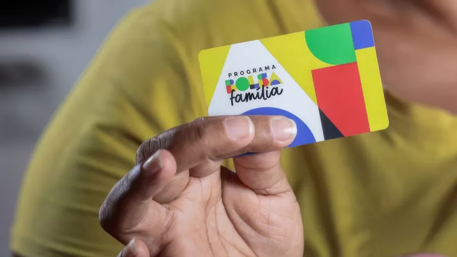 Cartão do Bolsa Família na mão do beneficiário