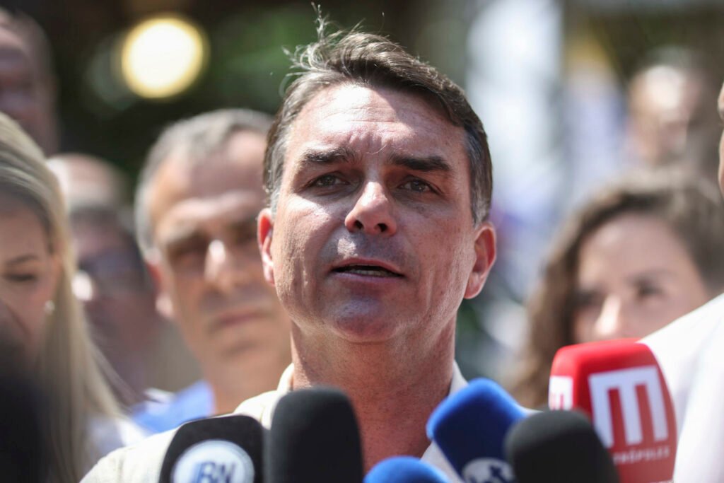 Flávio confirma presença no debate da Band no próximo domingo
