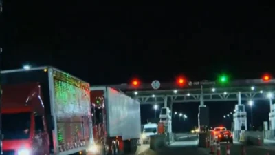 Caminhões em ponto de fiscalização Foto: Reprodução/SBT