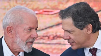 Lula ao lado do ministro da Fazenda, Fernando Haddad Foto: EFE/ Andre Borges
