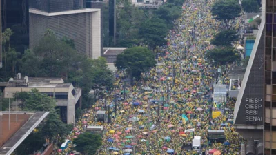 Multidão-durante-manifestação-em-São-Paulo-768x512