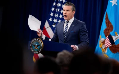 O-Chefe-Forca-Aerea-General-Dan-Caine-e-Secretario-de-Defesa-dos-EUA-Pete-Hegseth-discutem-a-missao-ataque-ao-Ira-coletiva-de-imprensa-Pentagono-Metropoles-1