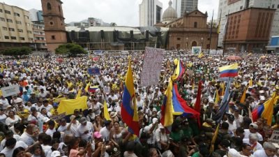 Miles de colombianos dedican el domingo a protestar contra el Gobierno de Petro
