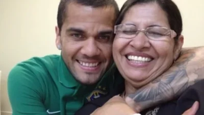 daniel-alves-abracando-sua-mae-579x450