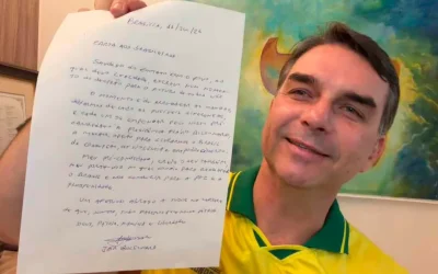 flavio-bolsonaro-com-a-carta-do-pai-copiar